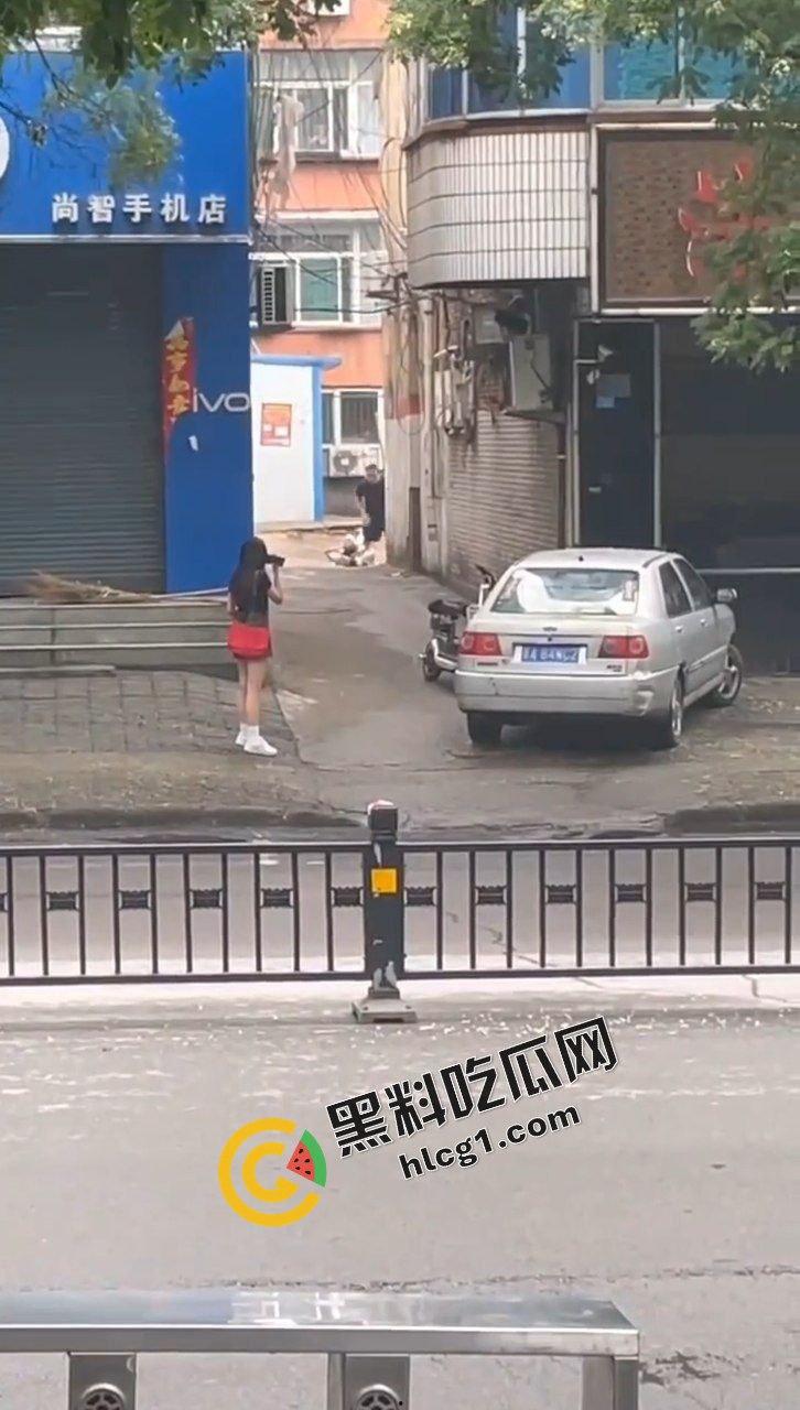 山西吕梁孝义 一男子当街殴打女子 痛下杀手 用脚踩砖头砸 被路人小姐姐报警 实拍视频传出！  第4张