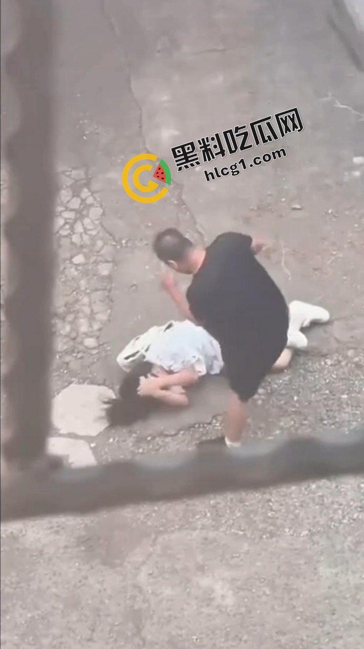山西吕梁孝义 一男子当街殴打女子 痛下杀手 用脚踩砖头砸 被路人小姐姐报警 实拍视频传出！  第5张