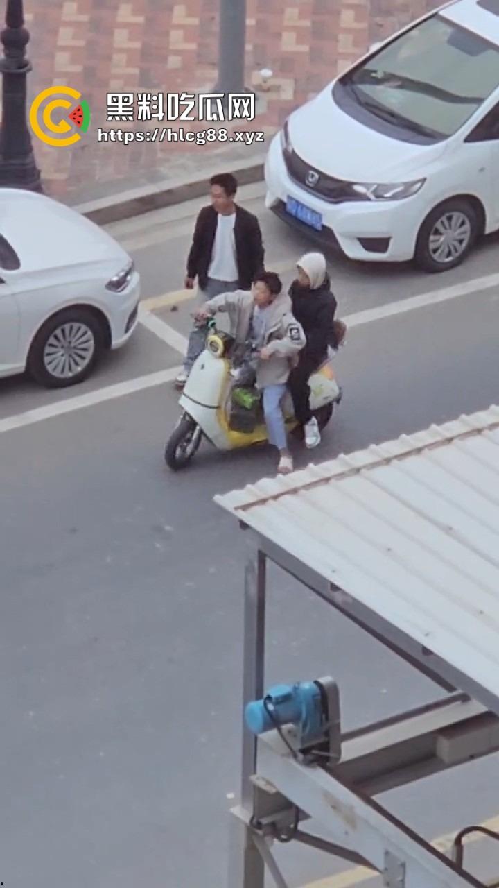 河南偷车小分队大白天开抢,一人爆车门硬撬,两傻逼骑小电驴望风,天网监控算个屁! 第2张 河南偷车小分队大白天开抢,一人爆车门硬撬,两傻逼骑小电驴望风,天网监控算个屁! 第2张