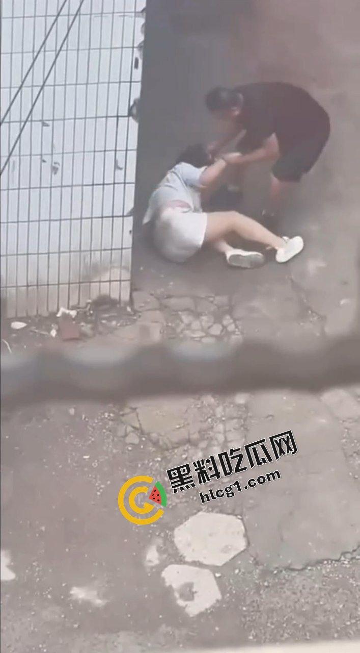 山西吕梁孝义 一男子当街殴打女子 痛下杀手 用脚踩砖头砸 被路人小姐姐报警 实拍视频传出！  第6张