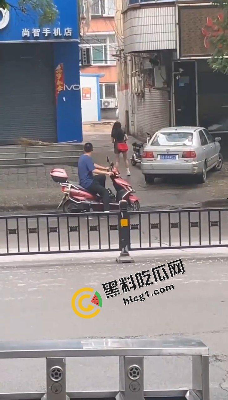 山西吕梁孝义 一男子当街殴打女子 痛下杀手 用脚踩砖头砸 被路人小姐姐报警 实拍视频传出！  第7张