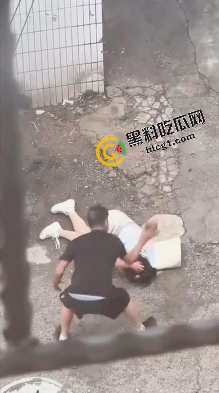 山西吕梁孝义 一男子当街殴打女子 痛下杀手 用脚踩砖头砸 被路人小姐姐报警 实拍视频传出！  第8张