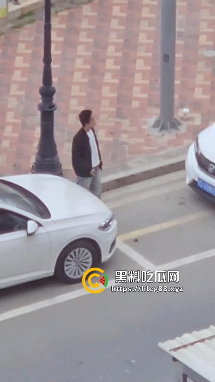 河南偷车小分队大白天开抢,一人爆车门硬撬,两傻逼骑小电驴望风,天网监控算个屁! 第4张 河南偷车小分队大白天开抢,一人爆车门硬撬,两傻逼骑小电驴望风,天网监控算个屁! 第4张