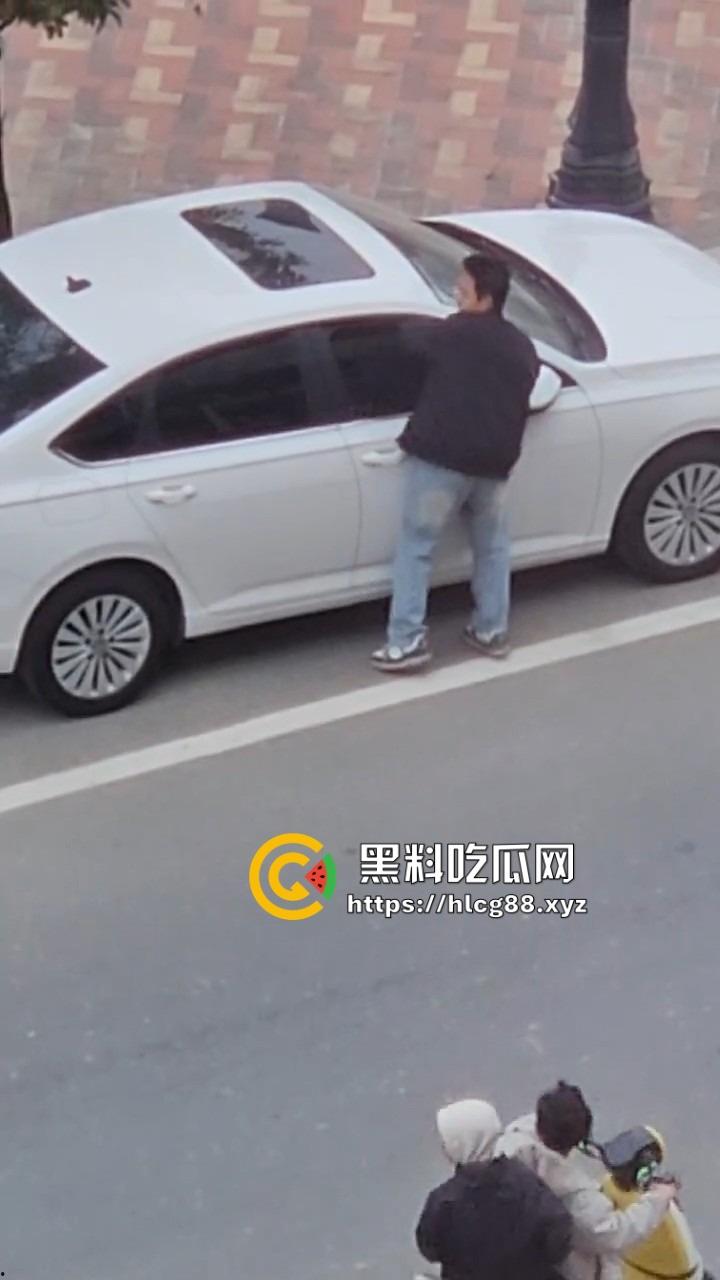 河南偷车小分队大白天开抢,一人爆车门硬撬,两傻逼骑小电驴望风,天网监控算个屁! 第5张 河南偷车小分队大白天开抢,一人爆车门硬撬,两傻逼骑小电驴望风,天网监控算个屁! 第5张