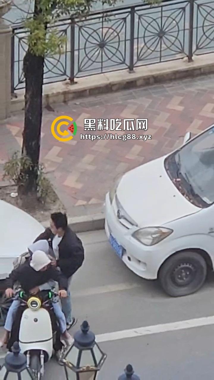 河南偷车小分队大白天开抢,一人爆车门硬撬,两傻逼骑小电驴望风,天网监控算个屁! 第9张 河南偷车小分队大白天开抢,一人爆车门硬撬,两傻逼骑小电驴望风,天网监控算个屁! 第9张