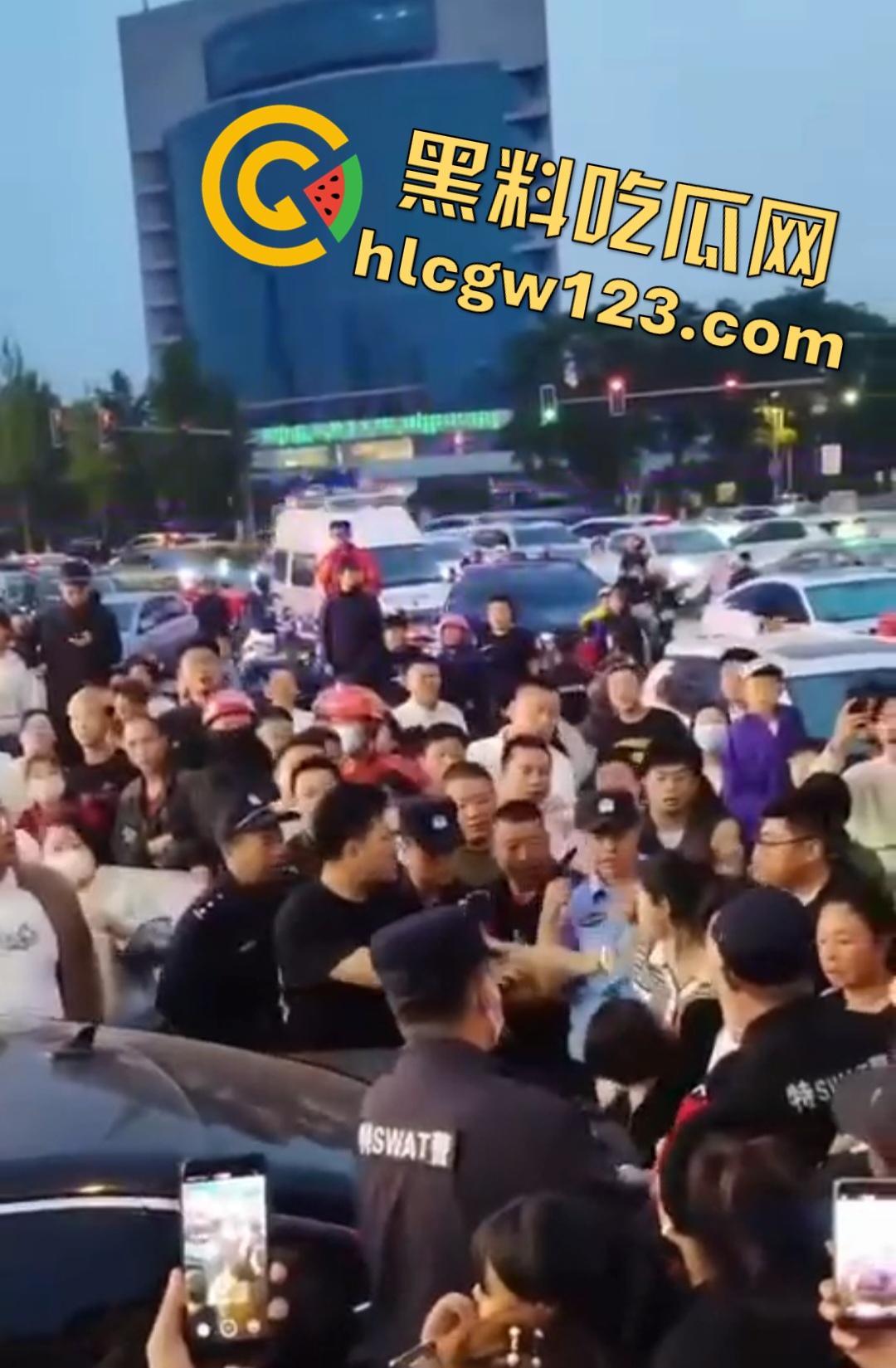 小三车内被抓现行！衣服扒光精子嘴边，男子施法被打断躲在车里竟然继续撸管！  第1张