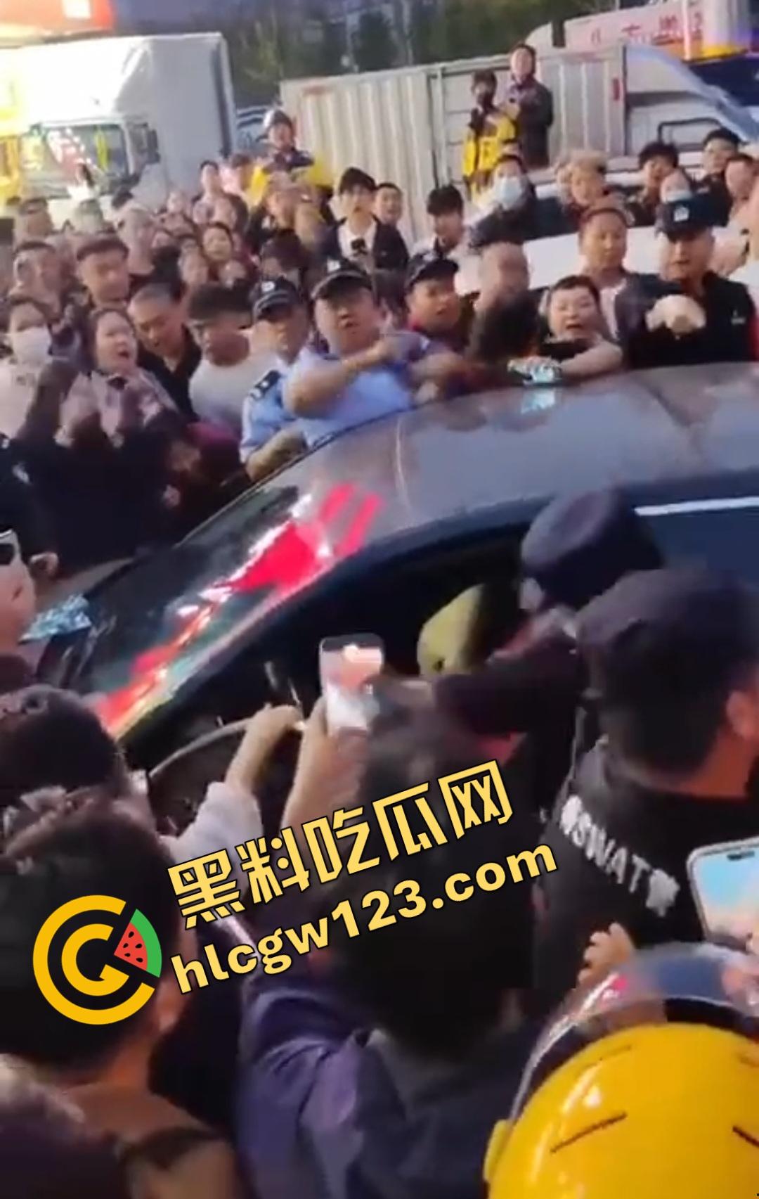 小三车内被抓现行！衣服扒光精子嘴边，男子施法被打断躲在车里竟然继续撸管！  第2张