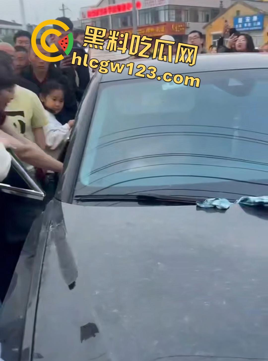 小三车内被抓现行！衣服扒光精子嘴边，男子施法被打断躲在车里竟然继续撸管！  第3张