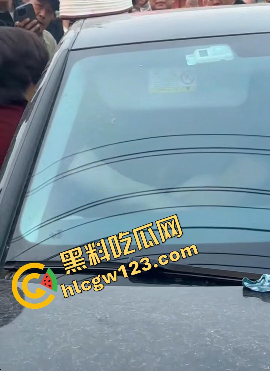 小三车内被抓现行！衣服扒光精子嘴边，男子施法被打断躲在车里竟然继续撸管！  第4张