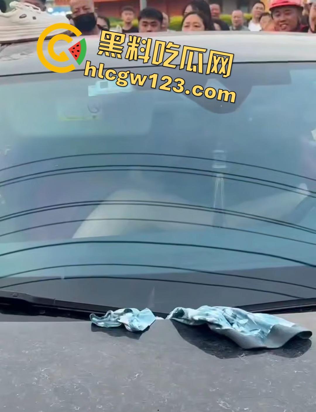 小三车内被抓现行！衣服扒光精子嘴边，男子施法被打断躲在车里竟然继续撸管！  第5张