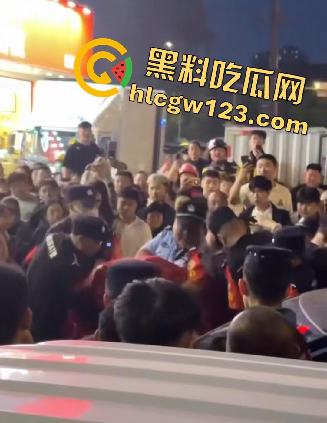 小三车内被抓现行！衣服扒光精子嘴边，男子施法被打断躲在车里竟然继续撸管！  第6张