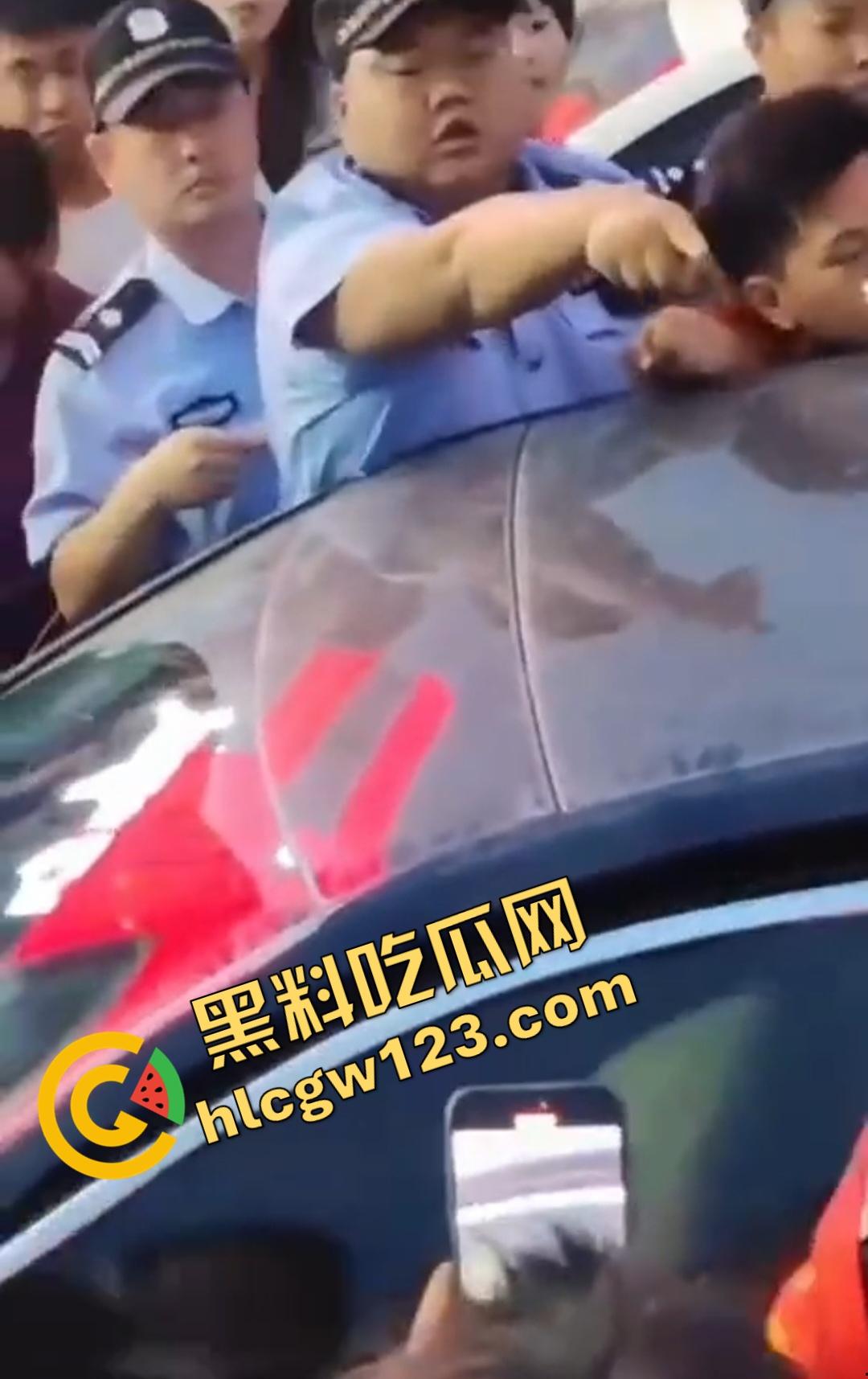 小三车内被抓现行！衣服扒光精子嘴边，男子施法被打断躲在车里竟然继续撸管！  第7张