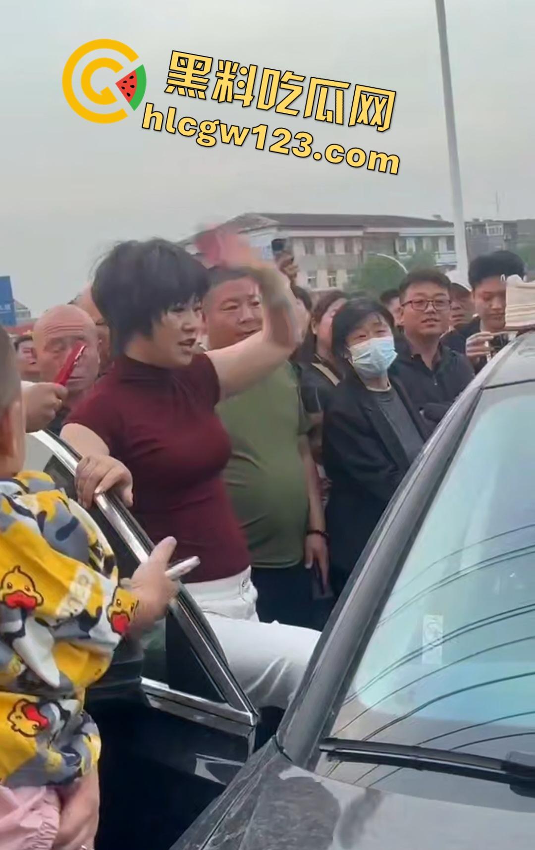 小三车内被抓现行！衣服扒光精子嘴边，男子施法被打断躲在车里竟然继续撸管！  第8张