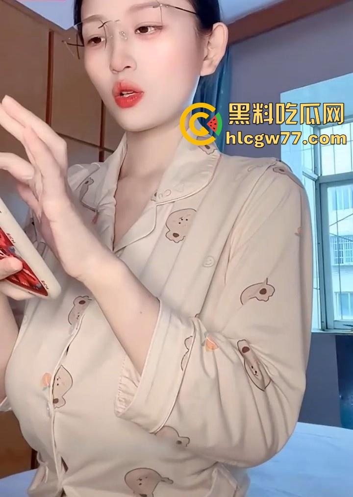 快手哺乳期少妇【晨曦兔子】福利视频流出 极品巨乳被不停揉捏奶水四溢 水晶棒自慰高潮不断！  第1张