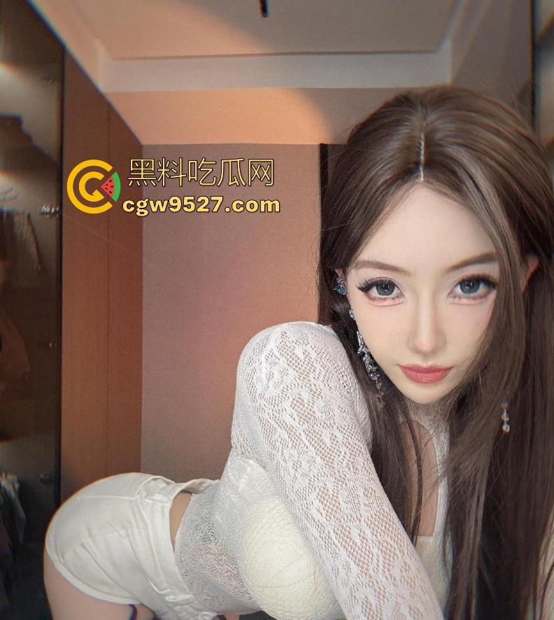 肌肉男体育生与母狗的激情对决，站立抱操倒立互舔，这样操的逼肯定很爽，没锻炼过的兄弟谨慎模仿！  第1张