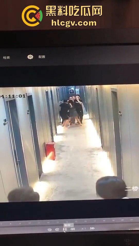 瓜友监控投稿:酒店内男子犯贱挑衅,一打四差点上演血案,好老婆及时拦下化解危机! 第1张 瓜友监控投稿:酒店内男子犯贱挑衅,一打四差点上演血案,好老婆及时拦下化解危机! 第1张