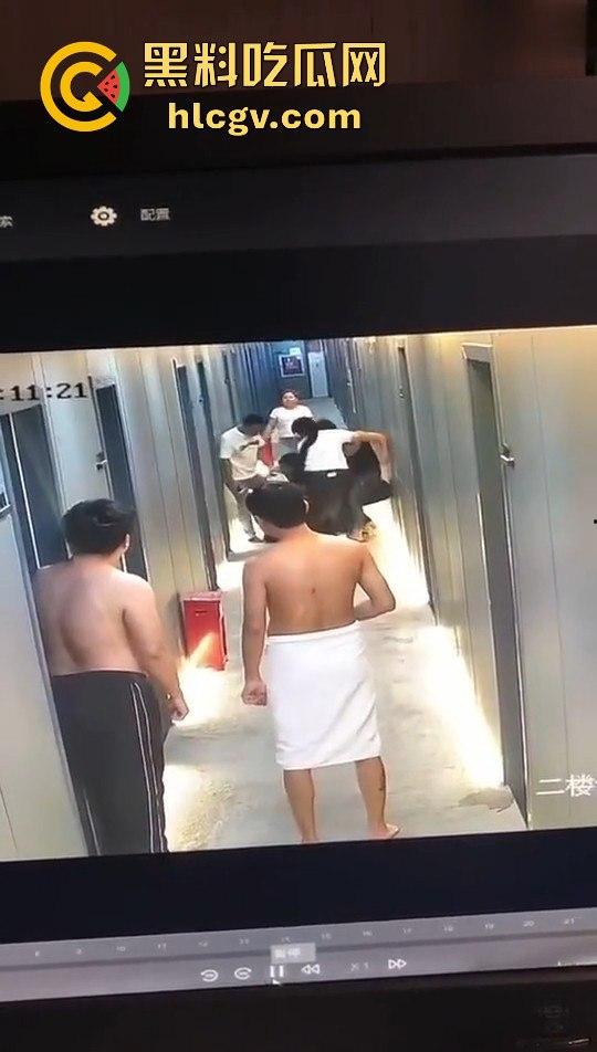 瓜友监控投稿:酒店内男子犯贱挑衅,一打四差点上演血案,好老婆及时拦下化解危机! 第2张 瓜友监控投稿:酒店内男子犯贱挑衅,一打四差点上演血案,好老婆及时拦下化解危机! 第2张