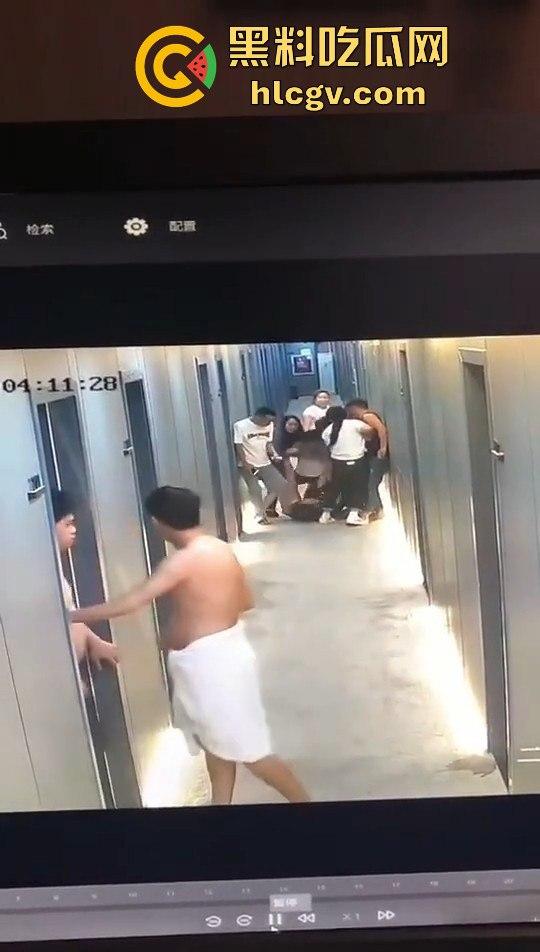 瓜友监控投稿:酒店内男子犯贱挑衅,一打四差点上演血案,好老婆及时拦下化解危机! 第3张 瓜友监控投稿:酒店内男子犯贱挑衅,一打四差点上演血案,好老婆及时拦下化解危机! 第3张