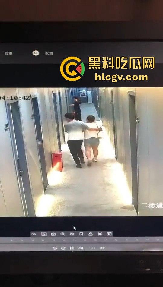 瓜友监控投稿:酒店内男子犯贱挑衅,一打四差点上演血案,好老婆及时拦下化解危机! 第4张 瓜友监控投稿:酒店内男子犯贱挑衅,一打四差点上演血案,好老婆及时拦下化解危机! 第4张