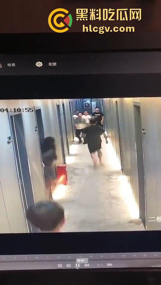 瓜友监控投稿:酒店内男子犯贱挑衅,一打四差点上演血案,好老婆及时拦下化解危机! 第5张 瓜友监控投稿:酒店内男子犯贱挑衅,一打四差点上演血案,好老婆及时拦下化解危机! 第5张