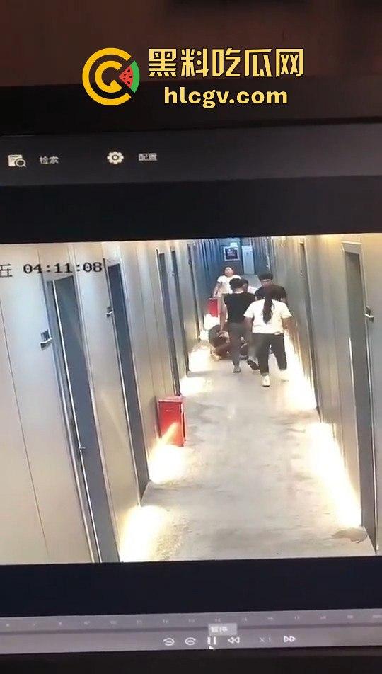 瓜友监控投稿:酒店内男子犯贱挑衅,一打四差点上演血案,好老婆及时拦下化解危机! 第6张 瓜友监控投稿:酒店内男子犯贱挑衅,一打四差点上演血案,好老婆及时拦下化解危机! 第6张