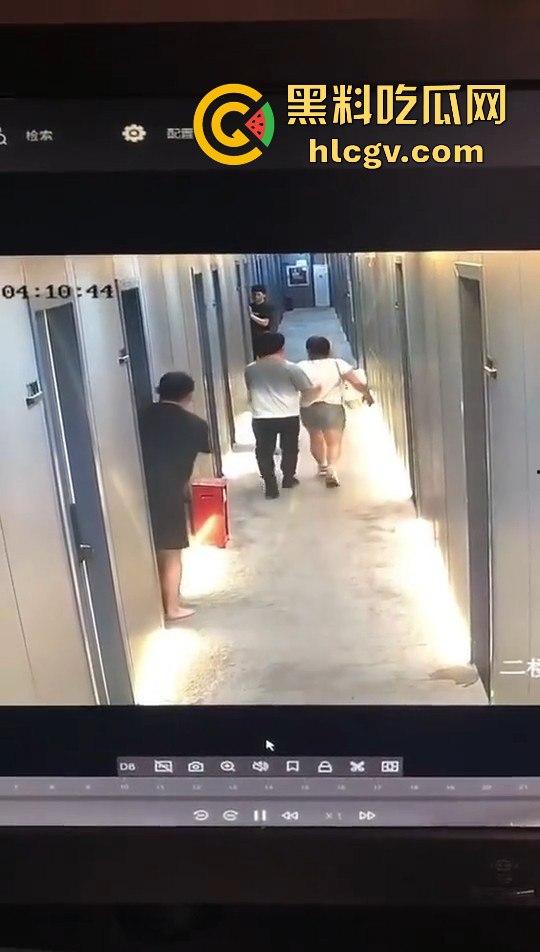 瓜友监控投稿:酒店内男子犯贱挑衅,一打四差点上演血案,好老婆及时拦下化解危机! 第7张 瓜友监控投稿:酒店内男子犯贱挑衅,一打四差点上演血案,好老婆及时拦下化解危机! 第7张