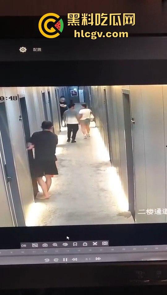 瓜友监控投稿:酒店内男子犯贱挑衅,一打四差点上演血案,好老婆及时拦下化解危机! 第8张 瓜友监控投稿:酒店内男子犯贱挑衅,一打四差点上演血案,好老婆及时拦下化解危机! 第8张