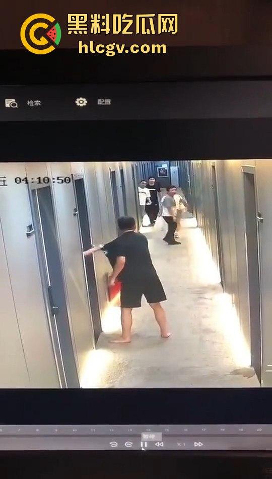瓜友监控投稿:酒店内男子犯贱挑衅,一打四差点上演血案,好老婆及时拦下化解危机! 第9张 瓜友监控投稿:酒店内男子犯贱挑衅,一打四差点上演血案,好老婆及时拦下化解危机! 第9张
