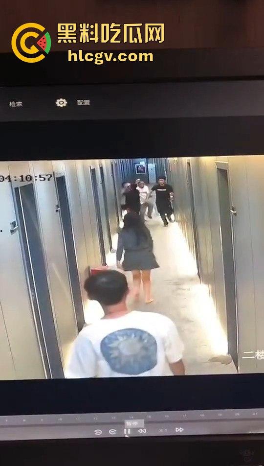 瓜友监控投稿:酒店内男子犯贱挑衅,一打四差点上演血案,好老婆及时拦下化解危机! 第10张 瓜友监控投稿:酒店内男子犯贱挑衅,一打四差点上演血案,好老婆及时拦下化解危机! 第10张