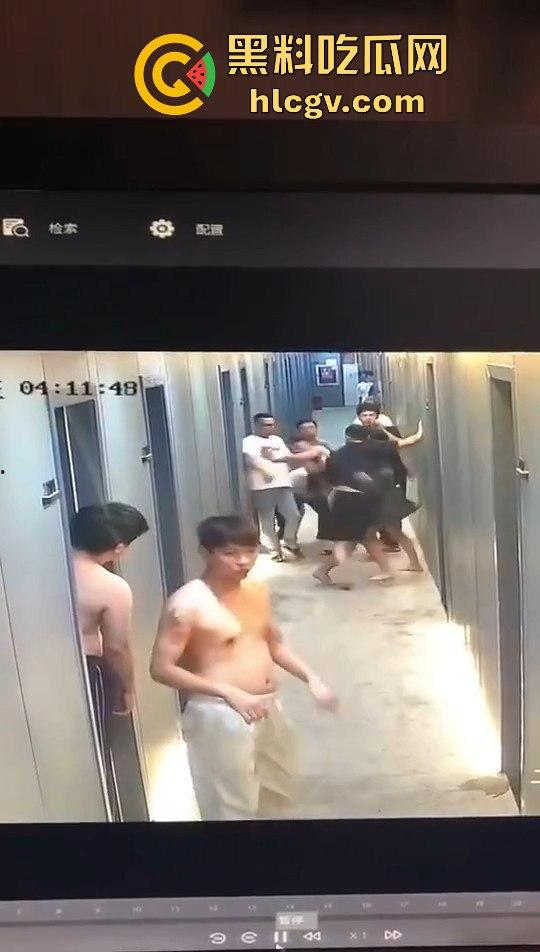 瓜友监控投稿:酒店内男子犯贱挑衅,一打四差点上演血案,好老婆及时拦下化解危机! 第11张 瓜友监控投稿:酒店内男子犯贱挑衅,一打四差点上演血案,好老婆及时拦下化解危机! 第11张