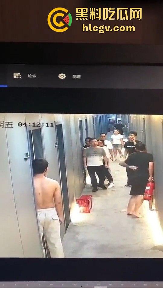 瓜友监控投稿:酒店内男子犯贱挑衅,一打四差点上演血案,好老婆及时拦下化解危机! 第12张 瓜友监控投稿:酒店内男子犯贱挑衅,一打四差点上演血案,好老婆及时拦下化解危机! 第12张