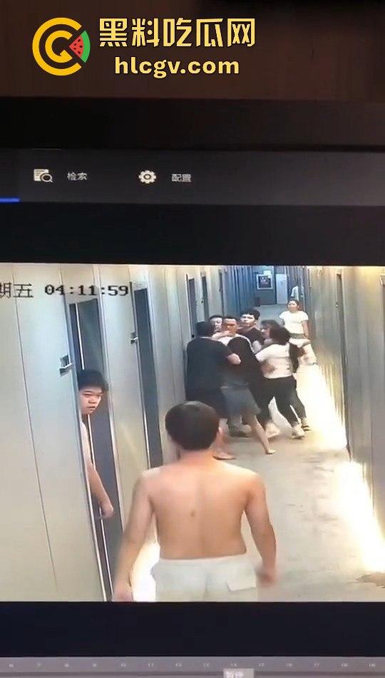 瓜友监控投稿:酒店内男子犯贱挑衅,一打四差点上演血案,好老婆及时拦下化解危机! 第13张 瓜友监控投稿:酒店内男子犯贱挑衅,一打四差点上演血案,好老婆及时拦下化解危机! 第13张