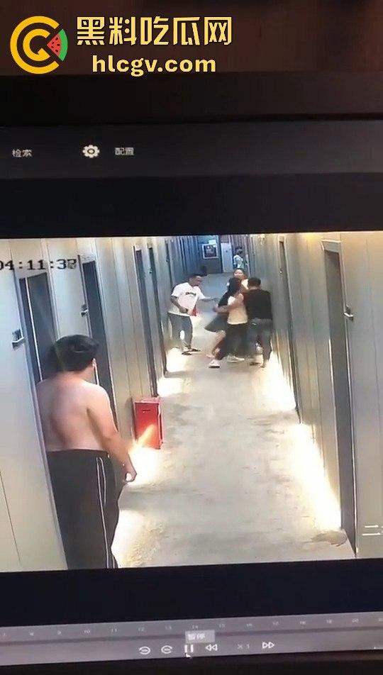 瓜友监控投稿:酒店内男子犯贱挑衅,一打四差点上演血案,好老婆及时拦下化解危机! 第14张 瓜友监控投稿:酒店内男子犯贱挑衅,一打四差点上演血案,好老婆及时拦下化解危机! 第14张