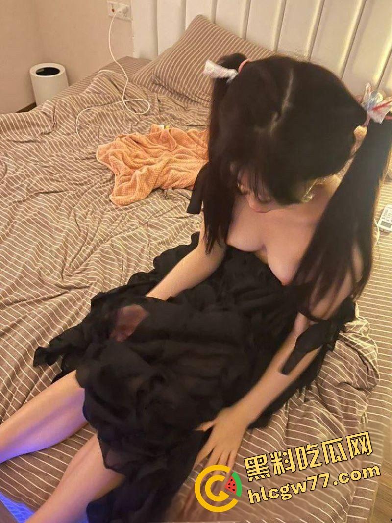 约炮双马尾极品萝莉【妮妮】白虎娇穴紧得夹爆,抓着马尾后入狂操蜜桃翘臀,娇乳晃眼白浆喷涌! 第2张 约炮双马尾极品萝莉【妮妮】白虎娇穴紧得夹爆,抓着马尾后入狂操蜜桃翘臀,娇乳晃眼白浆喷涌! 第2张