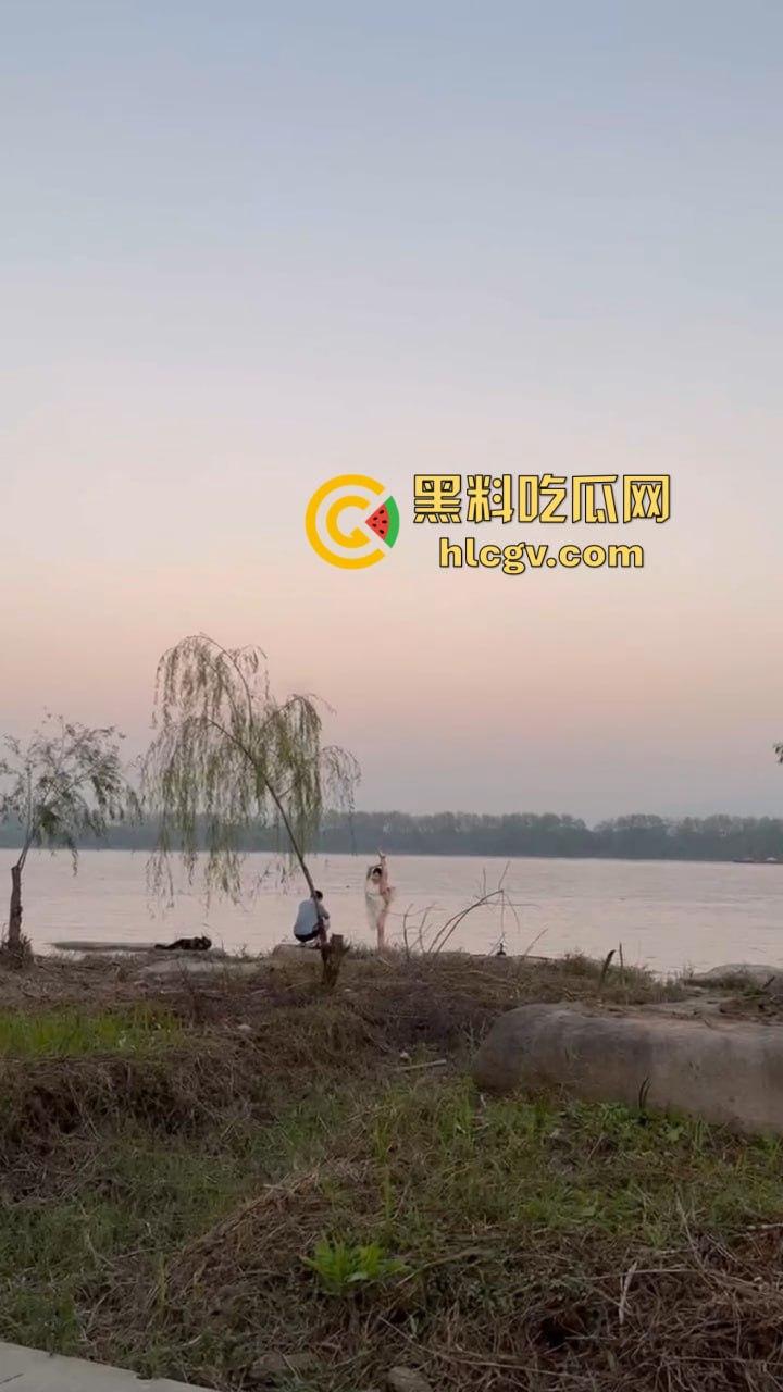 骚气人妻湖边写真骚到冒泡!穿薄纱大劈一字马,这骚架势把路人都看傻了,怪不得老公快秃了! 第2张 骚气人妻湖边写真骚到冒泡!穿薄纱大劈一字马,这骚架势把路人都看傻了,怪不得老公快秃了! 第2张