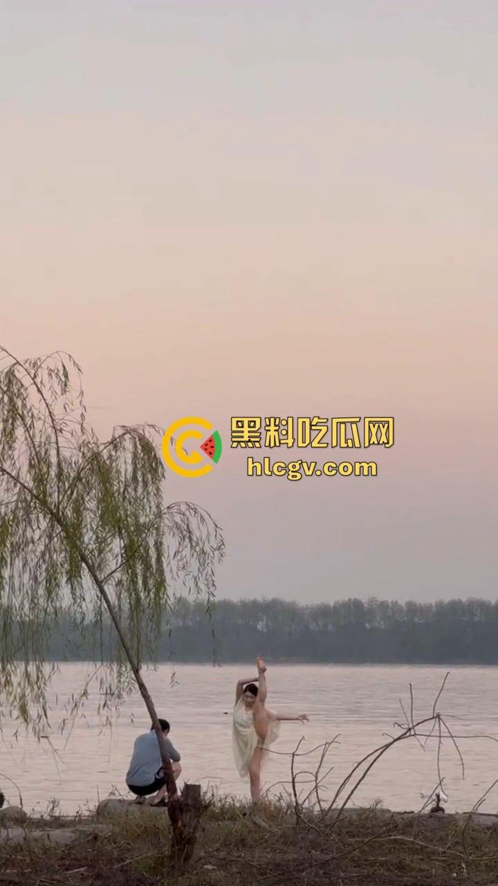 骚气人妻湖边写真骚到冒泡!穿薄纱大劈一字马,这骚架势把路人都看傻了,怪不得老公快秃了! 第3张 骚气人妻湖边写真骚到冒泡!穿薄纱大劈一字马,这骚架势把路人都看傻了,怪不得老公快秃了! 第3张