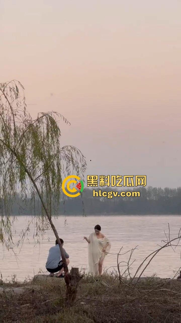 骚气人妻湖边写真骚到冒泡!穿薄纱大劈一字马,这骚架势把路人都看傻了,怪不得老公快秃了! 第4张 骚气人妻湖边写真骚到冒泡!穿薄纱大劈一字马,这骚架势把路人都看傻了,怪不得老公快秃了! 第4张