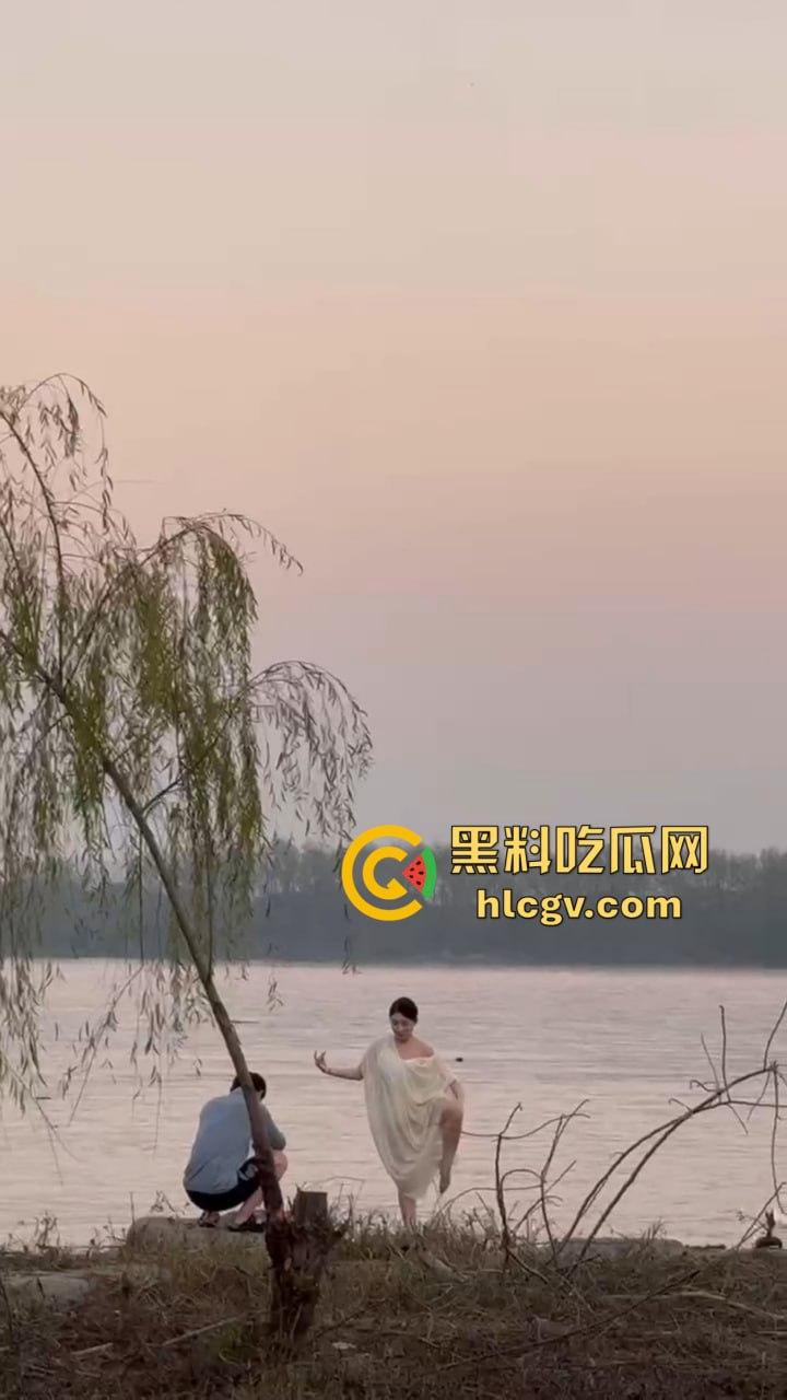 骚气人妻湖边写真骚到冒泡!穿薄纱大劈一字马,这骚架势把路人都看傻了,怪不得老公快秃了! 第5张 骚气人妻湖边写真骚到冒泡!穿薄纱大劈一字马,这骚架势把路人都看傻了,怪不得老公快秃了! 第5张