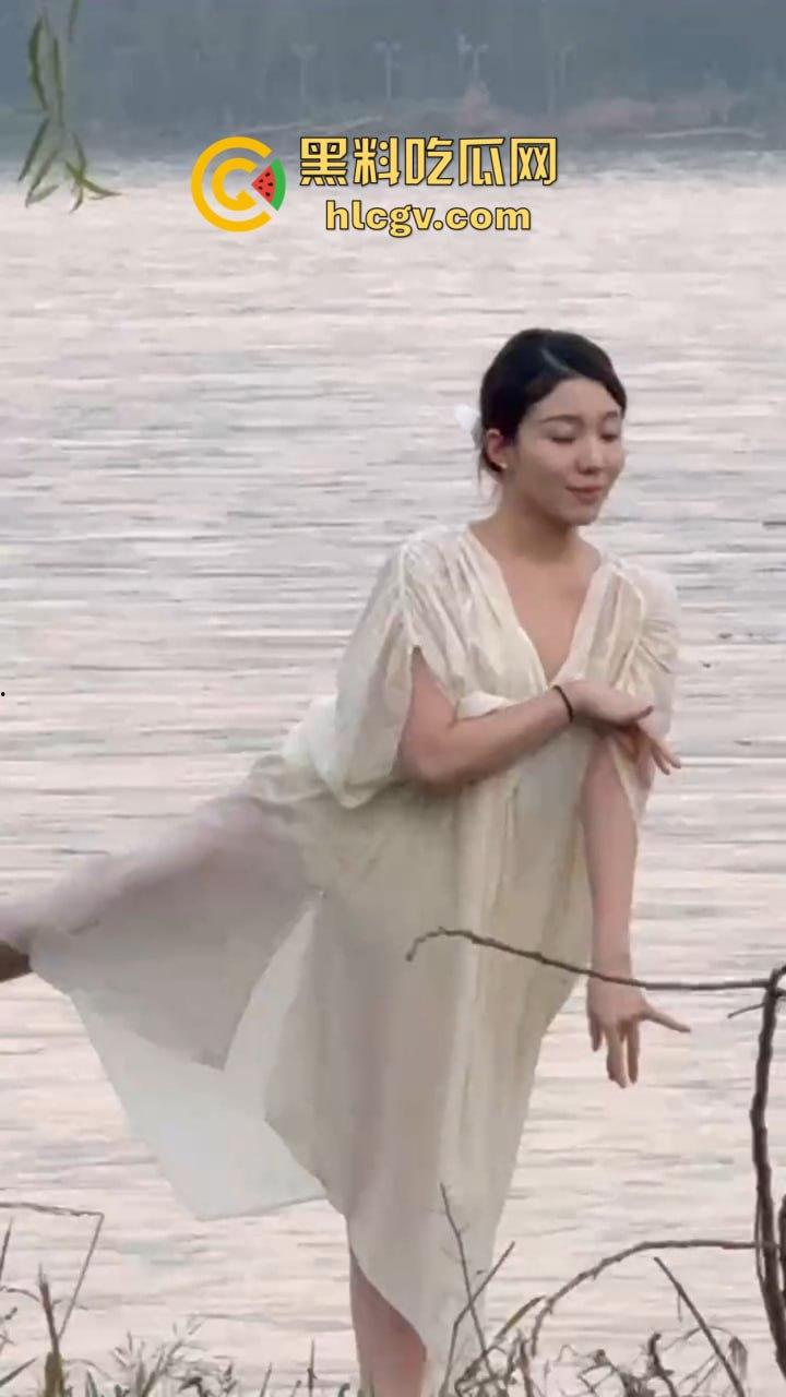 骚气人妻湖边写真骚到冒泡!穿薄纱大劈一字马,这骚架势把路人都看傻了,怪不得老公快秃了! 第6张 骚气人妻湖边写真骚到冒泡!穿薄纱大劈一字马,这骚架势把路人都看傻了,怪不得老公快秃了! 第6张