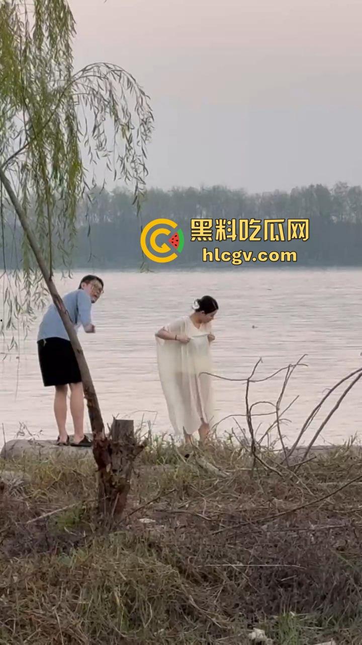 骚气人妻湖边写真骚到冒泡!穿薄纱大劈一字马,这骚架势把路人都看傻了,怪不得老公快秃了! 第7张 骚气人妻湖边写真骚到冒泡!穿薄纱大劈一字马,这骚架势把路人都看傻了,怪不得老公快秃了! 第7张