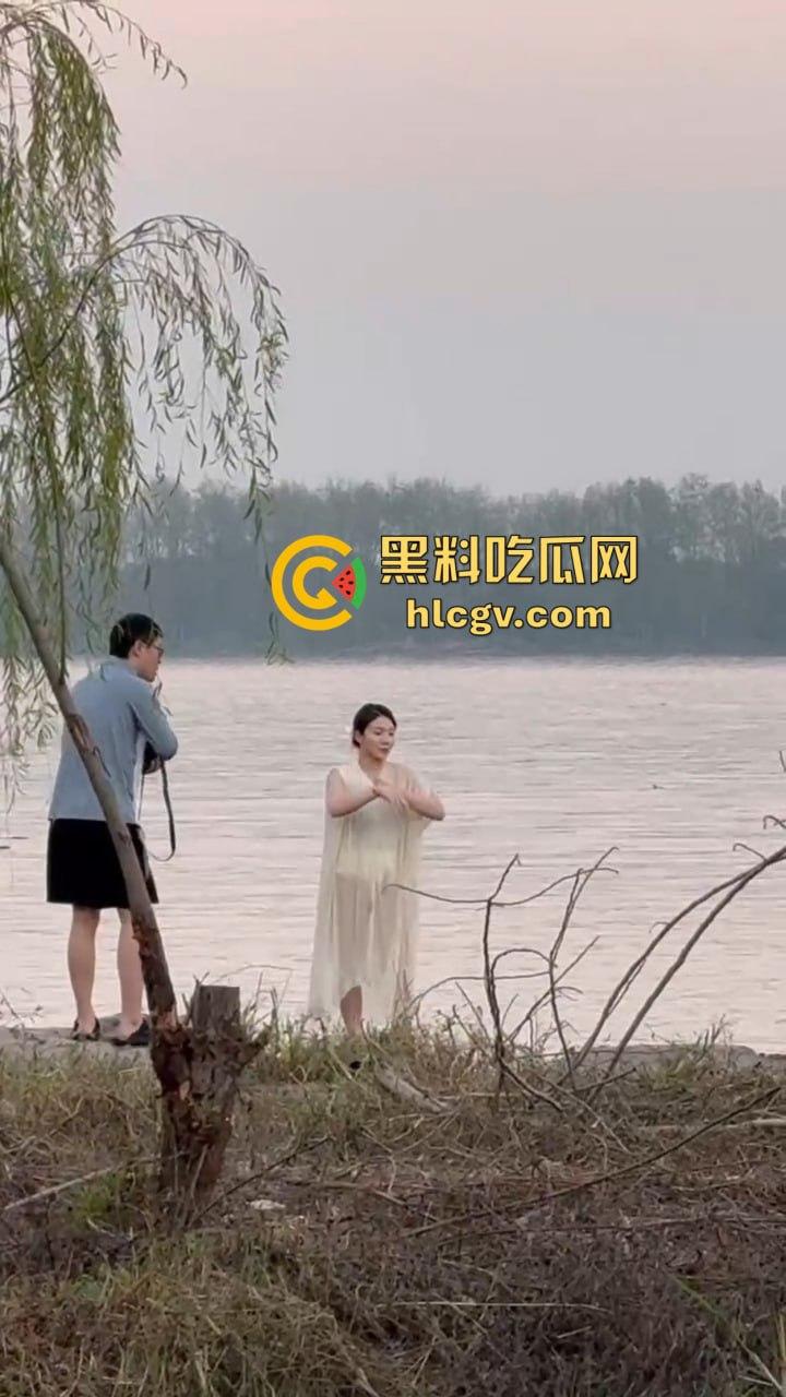 骚气人妻湖边写真骚到冒泡!穿薄纱大劈一字马,这骚架势把路人都看傻了,怪不得老公快秃了! 第8张 骚气人妻湖边写真骚到冒泡!穿薄纱大劈一字马,这骚架势把路人都看傻了,怪不得老公快秃了! 第8张