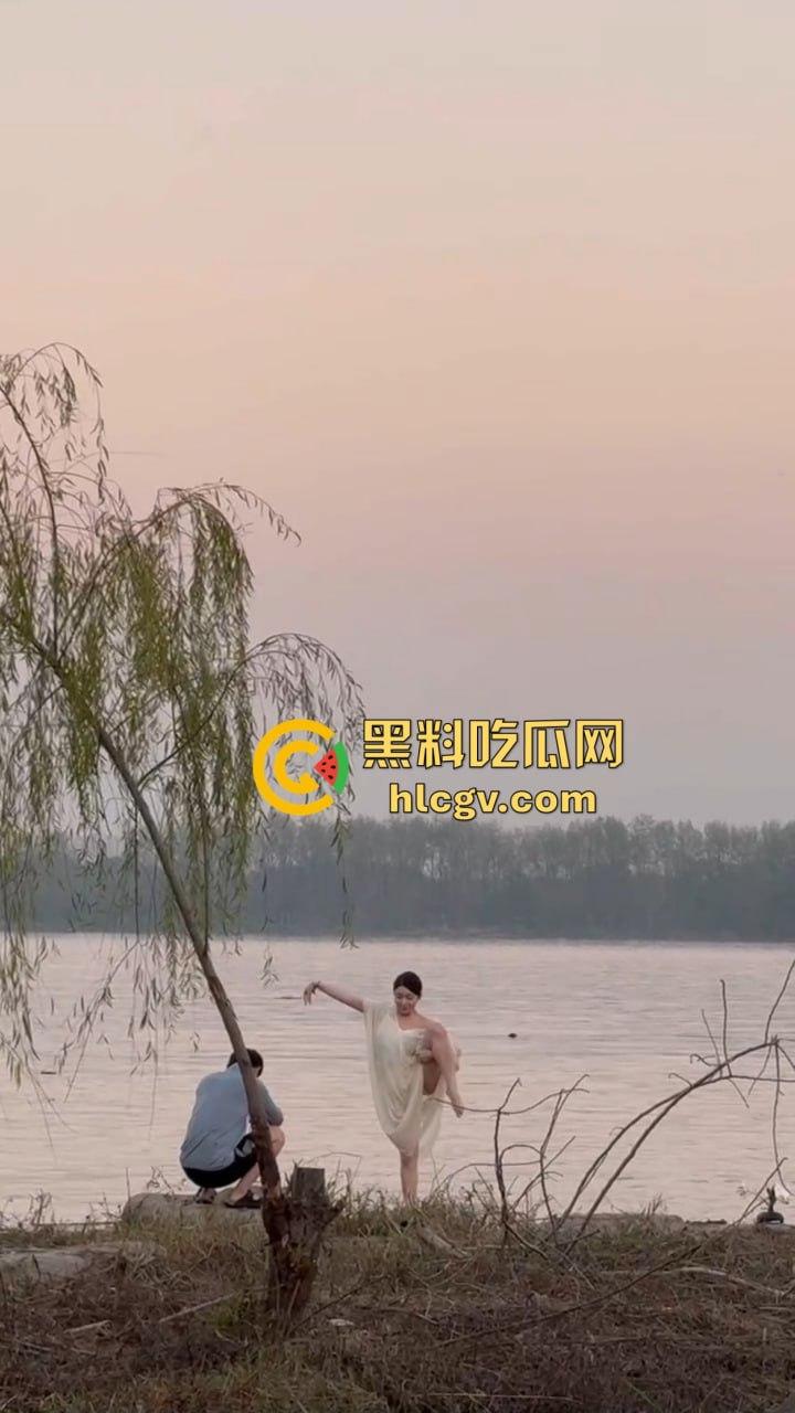 骚气人妻湖边写真骚到冒泡!穿薄纱大劈一字马,这骚架势把路人都看傻了,怪不得老公快秃了! 第9张 骚气人妻湖边写真骚到冒泡!穿薄纱大劈一字马,这骚架势把路人都看傻了,怪不得老公快秃了! 第9张