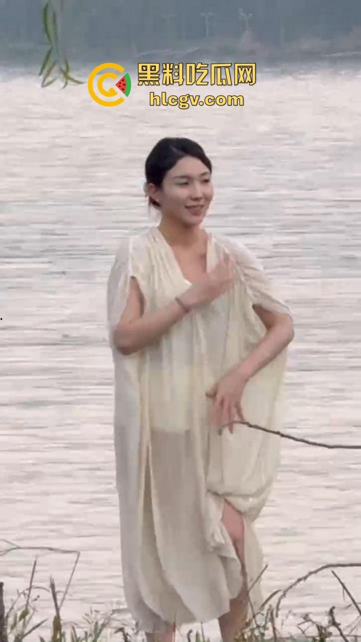 骚气人妻湖边写真骚到冒泡!穿薄纱大劈一字马,这骚架势把路人都看傻了,怪不得老公快秃了! 第10张 骚气人妻湖边写真骚到冒泡!穿薄纱大劈一字马,这骚架势把路人都看傻了,怪不得老公快秃了! 第10张