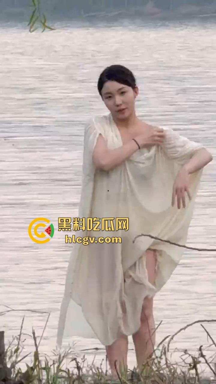 骚气人妻湖边写真骚到冒泡!穿薄纱大劈一字马,这骚架势把路人都看傻了,怪不得老公快秃了! 第11张 骚气人妻湖边写真骚到冒泡!穿薄纱大劈一字马,这骚架势把路人都看傻了,怪不得老公快秃了! 第11张