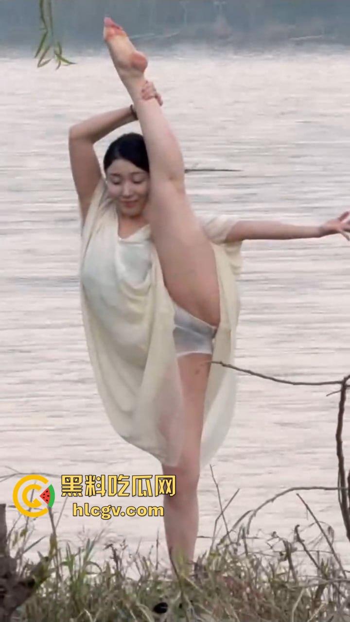 骚气人妻湖边写真骚到冒泡!穿薄纱大劈一字马,这骚架势把路人都看傻了,怪不得老公快秃了! 第12张 骚气人妻湖边写真骚到冒泡!穿薄纱大劈一字马,这骚架势把路人都看傻了,怪不得老公快秃了! 第12张