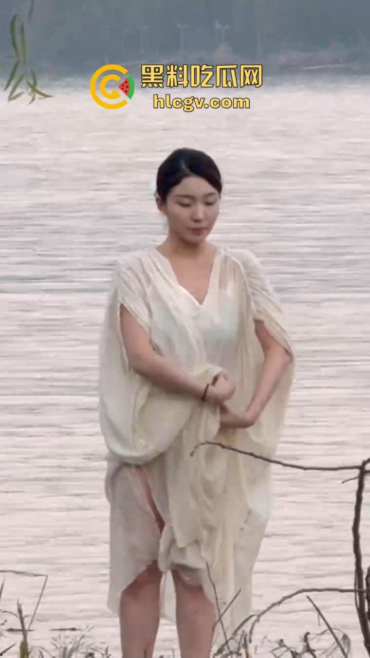 骚气人妻湖边写真骚到冒泡!穿薄纱大劈一字马,这骚架势把路人都看傻了,怪不得老公快秃了! 第13张 骚气人妻湖边写真骚到冒泡!穿薄纱大劈一字马,这骚架势把路人都看傻了,怪不得老公快秃了! 第13张