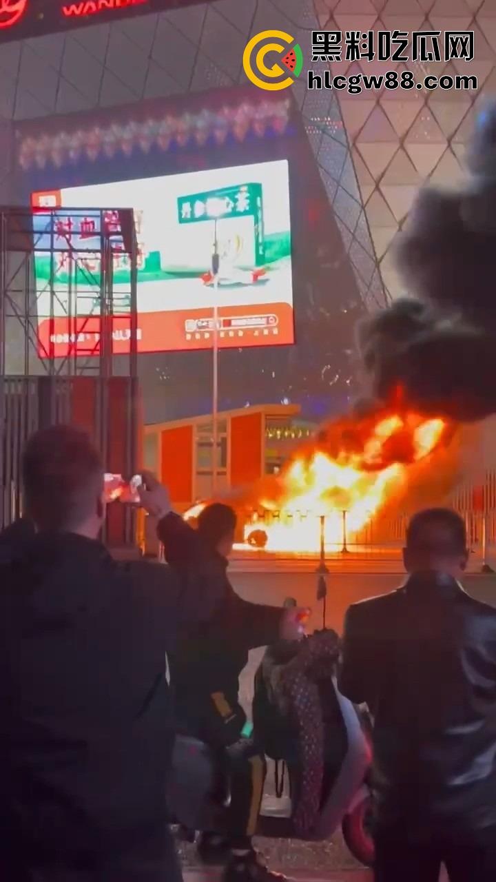 广州南村万博警车大火狂烧成火球,现场围满吃瓜群众狂拍视频,这火势真是牛逼大了! 第1张 广州南村万博警车大火狂烧成火球,现场围满吃瓜群众狂拍视频,这火势真是牛逼大了! 第1张