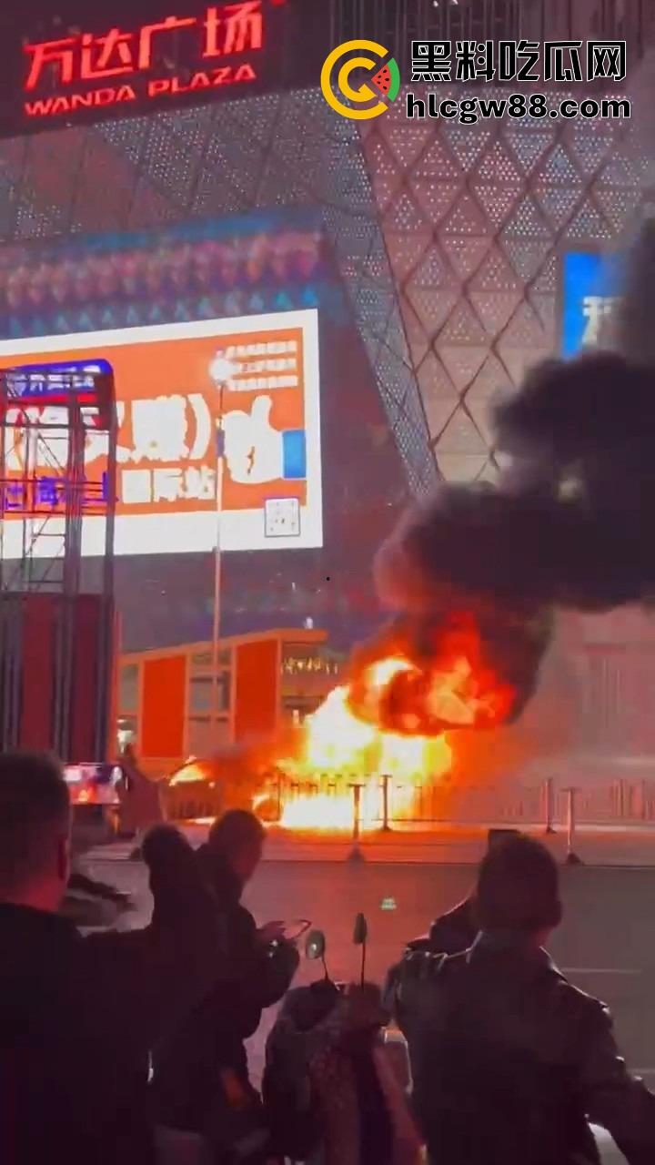 广州南村万博警车大火狂烧成火球,现场围满吃瓜群众狂拍视频,这火势真是牛逼大了! 第2张 广州南村万博警车大火狂烧成火球,现场围满吃瓜群众狂拍视频,这火势真是牛逼大了! 第2张