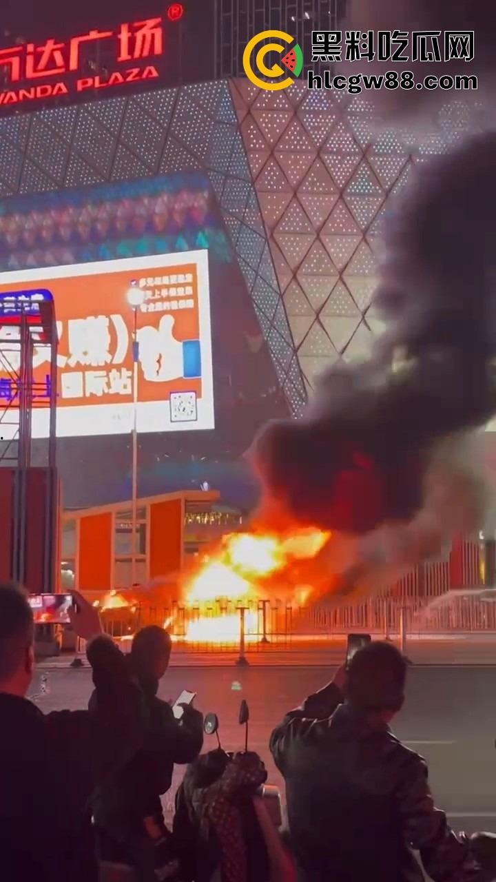 广州南村万博警车大火狂烧成火球,现场围满吃瓜群众狂拍视频,这火势真是牛逼大了! 第3张 广州南村万博警车大火狂烧成火球,现场围满吃瓜群众狂拍视频,这火势真是牛逼大了! 第3张