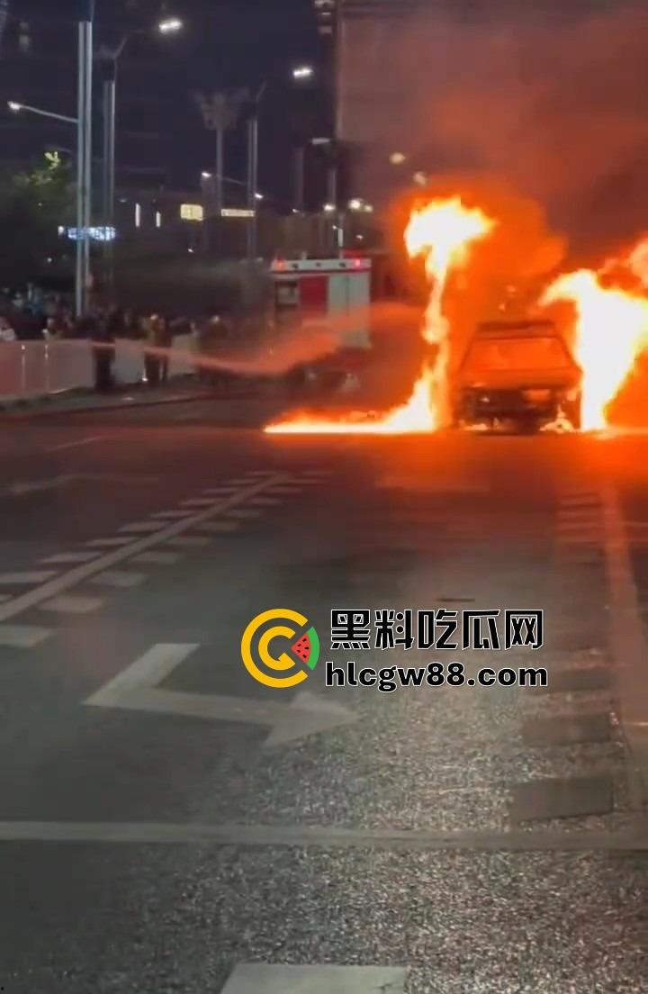 广州南村万博警车大火狂烧成火球,现场围满吃瓜群众狂拍视频,这火势真是牛逼大了! 第6张 广州南村万博警车大火狂烧成火球,现场围满吃瓜群众狂拍视频,这火势真是牛逼大了! 第6张